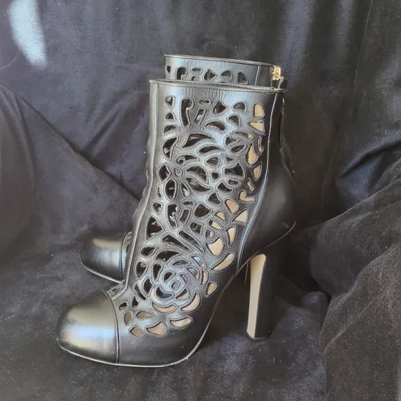 Valentino Garavani Leather Floral Laser Cut Block Heel Ankle Booties Sz 39 EU - Picture 2 of 8